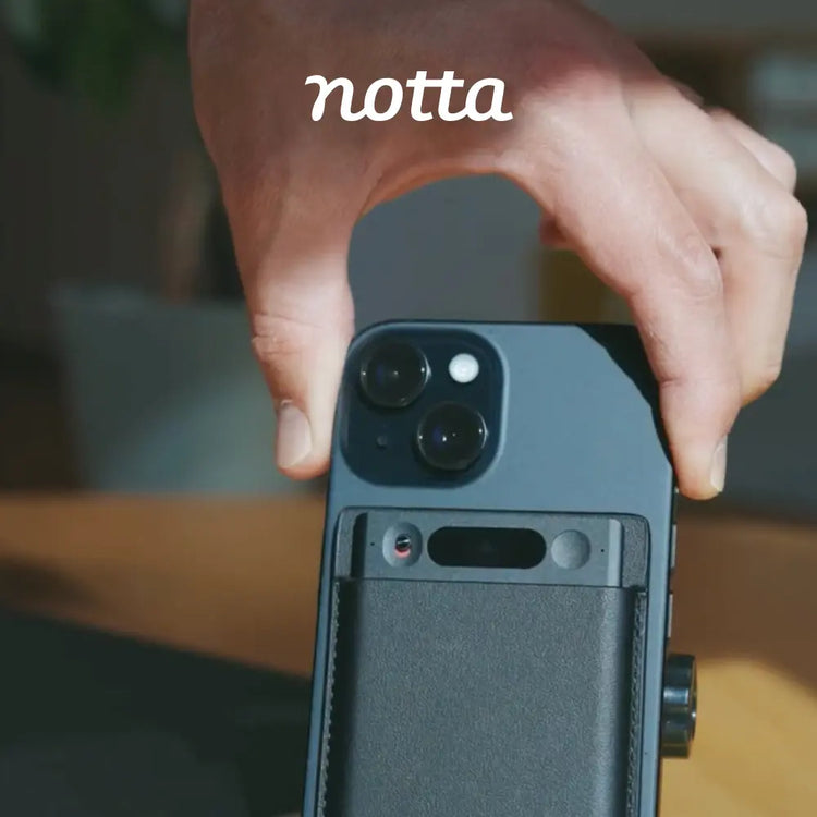 Notta Memoをスマートフォン背面に取り付ける様子を紹介する動画のサムネイル